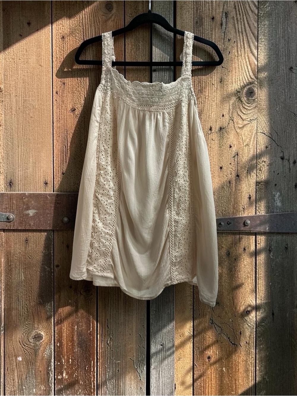 Torrid Lightweight Lace & Eyelet Tank Top.
Pale Pink. Size : 3
